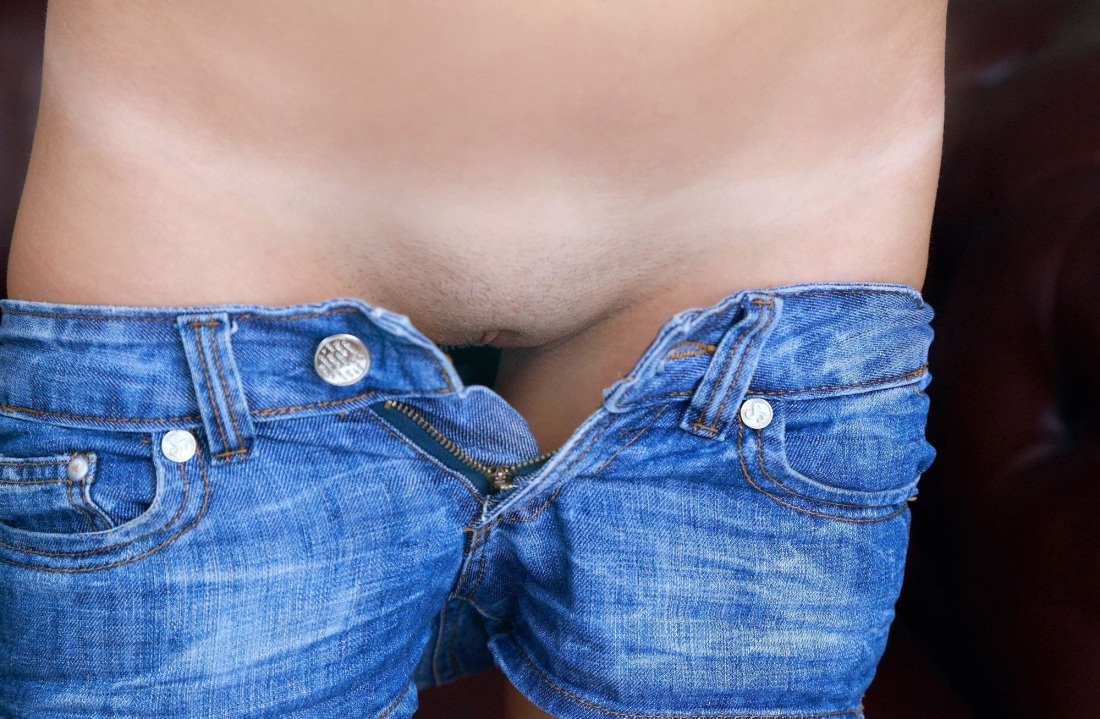 Спустила джинсы с трусами