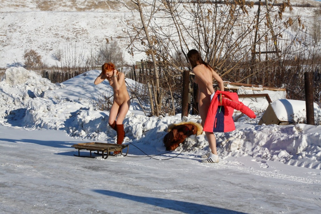 Голые телки в людном месте