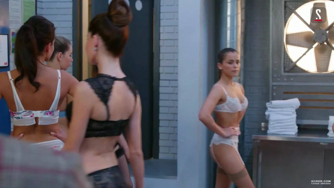 Helga Lovekaty в зеленом купальнике