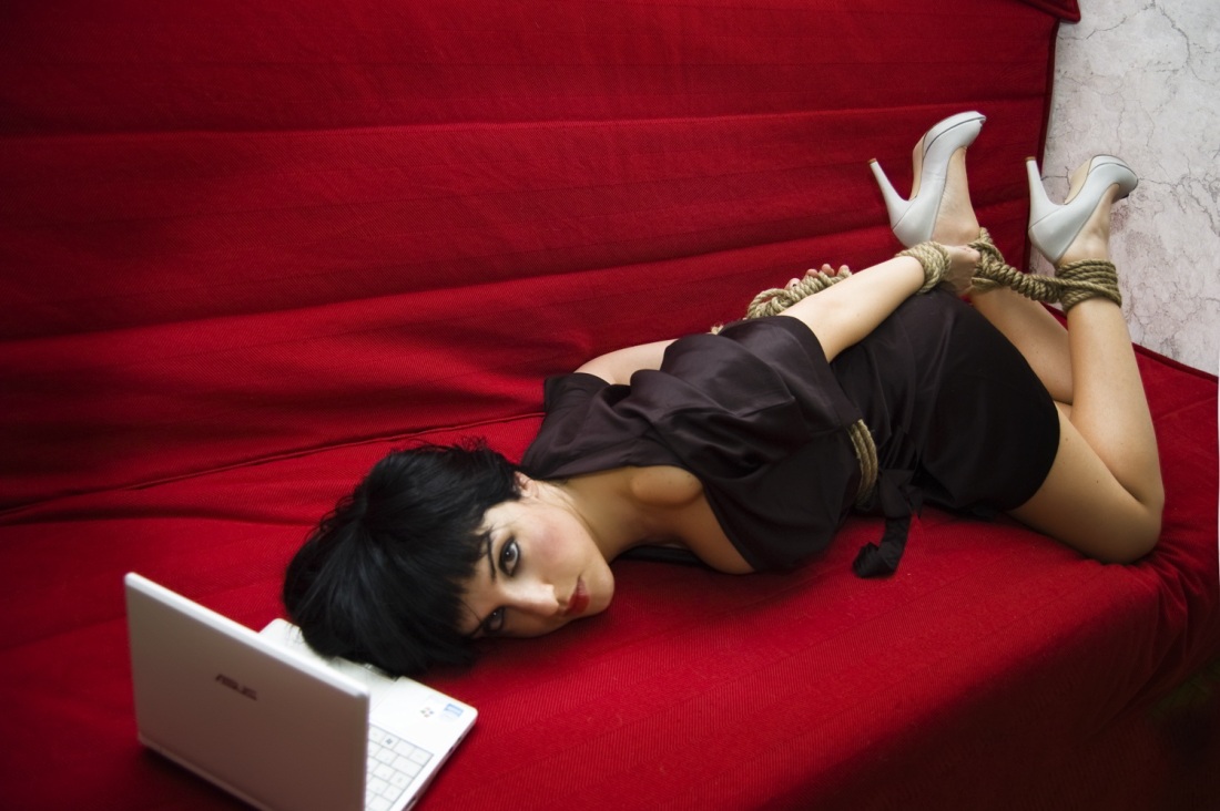 Связанные женщины