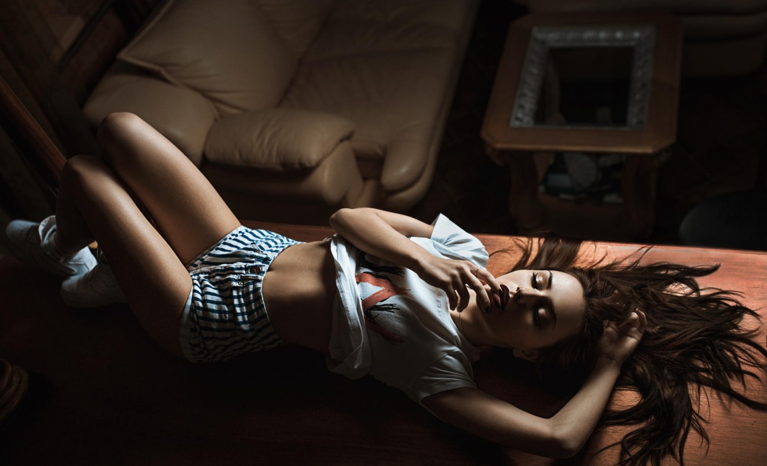Девушка лежит в комнате