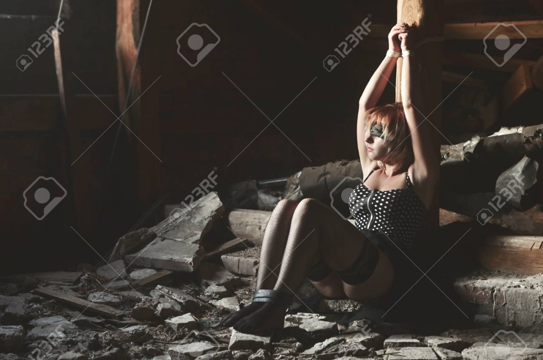 Женщина прикована к стене