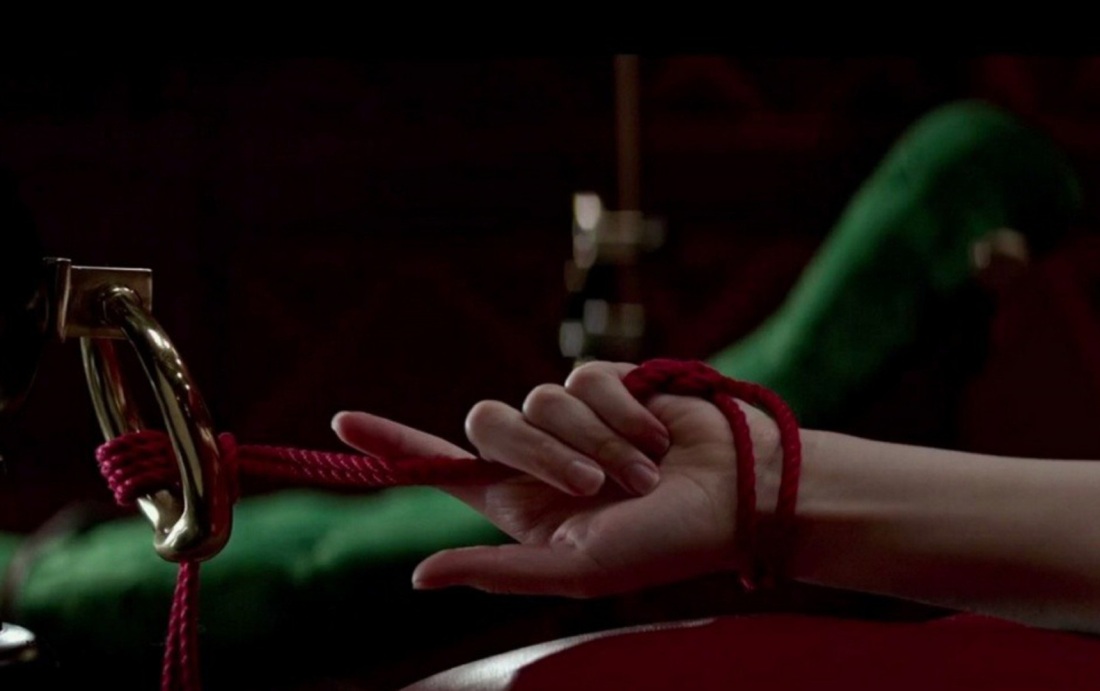 50 Оттенков серого кадры из красной комнаты