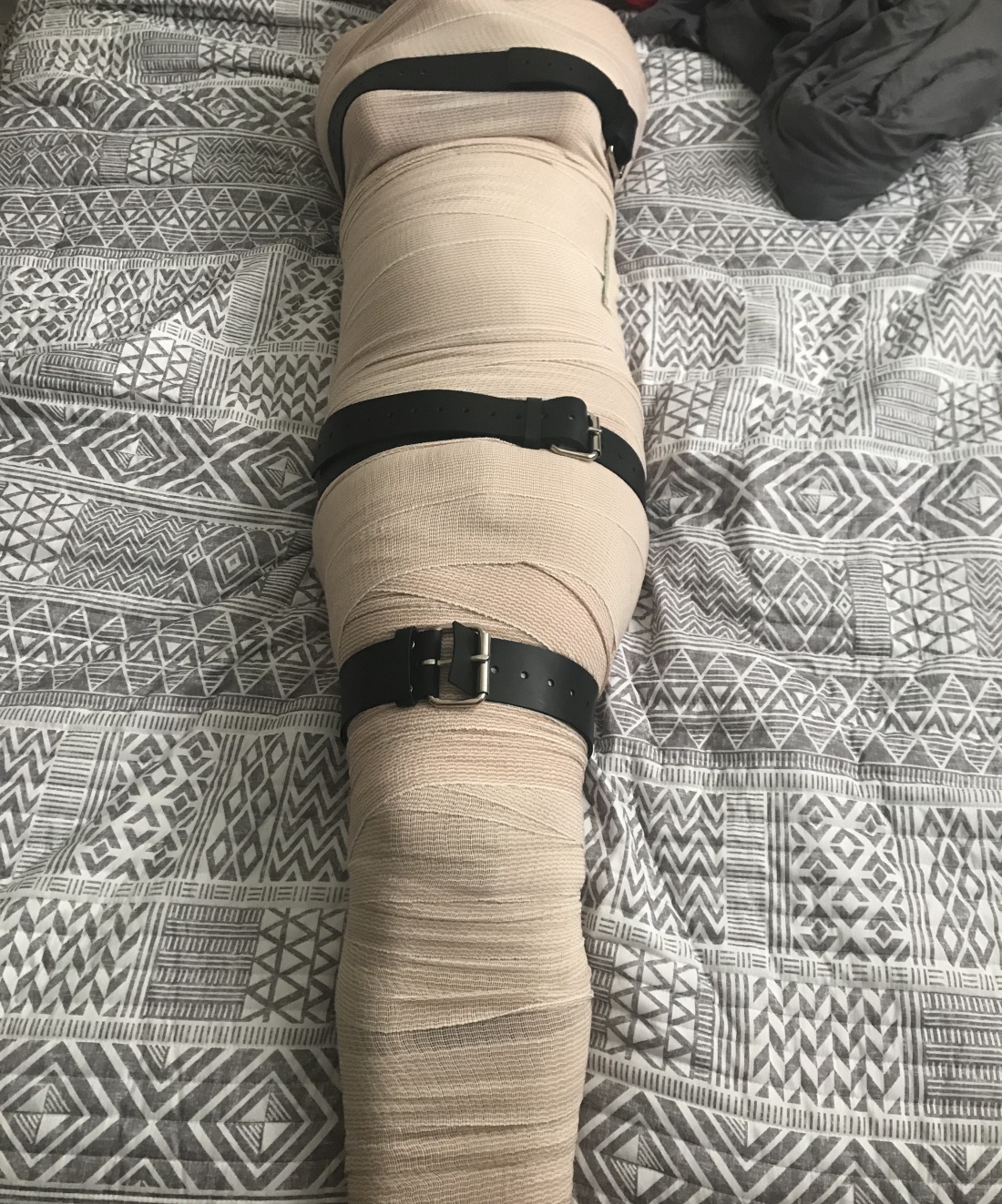 Мумификация бондаж скотчем