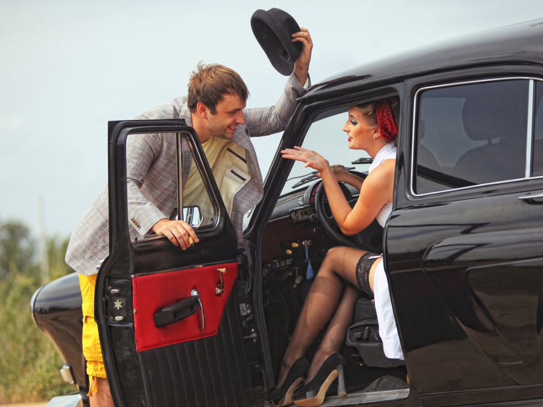 Мужчина и женщина в автомобиле