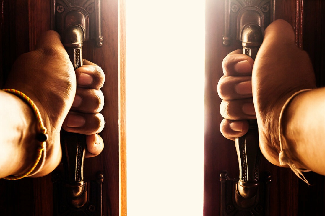 Мужская рука открывает дверь