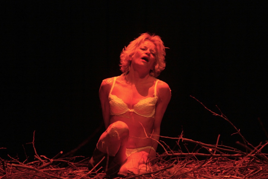 Голые актрисы на сцене театра