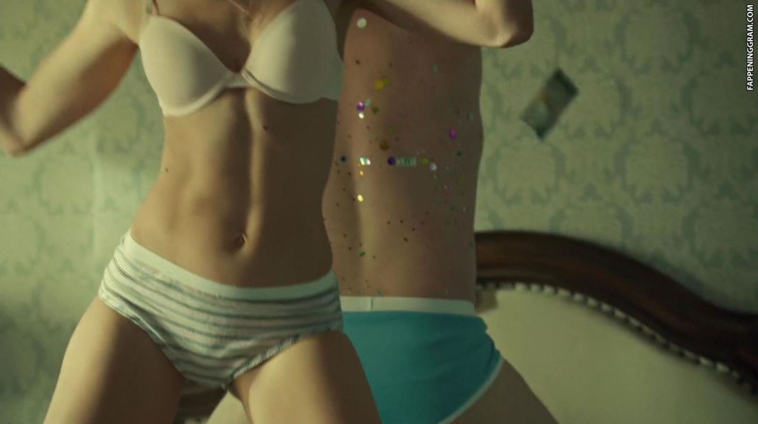 Татьяна маслани в купальнике