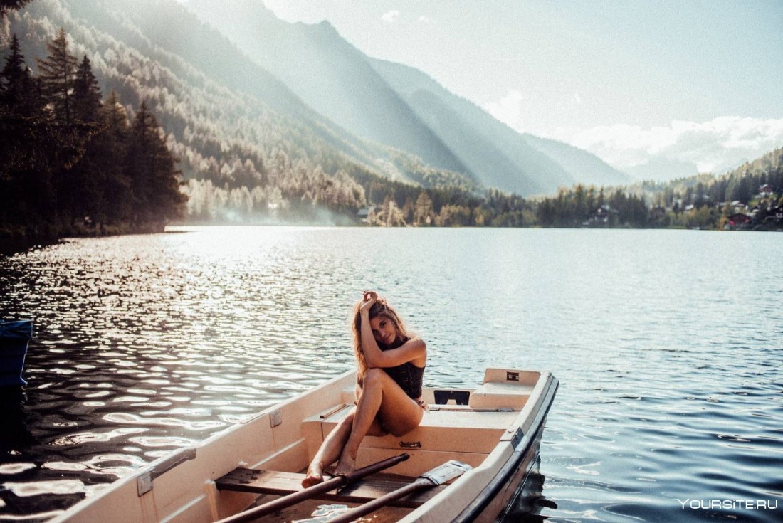 Девушка в лодке на озере