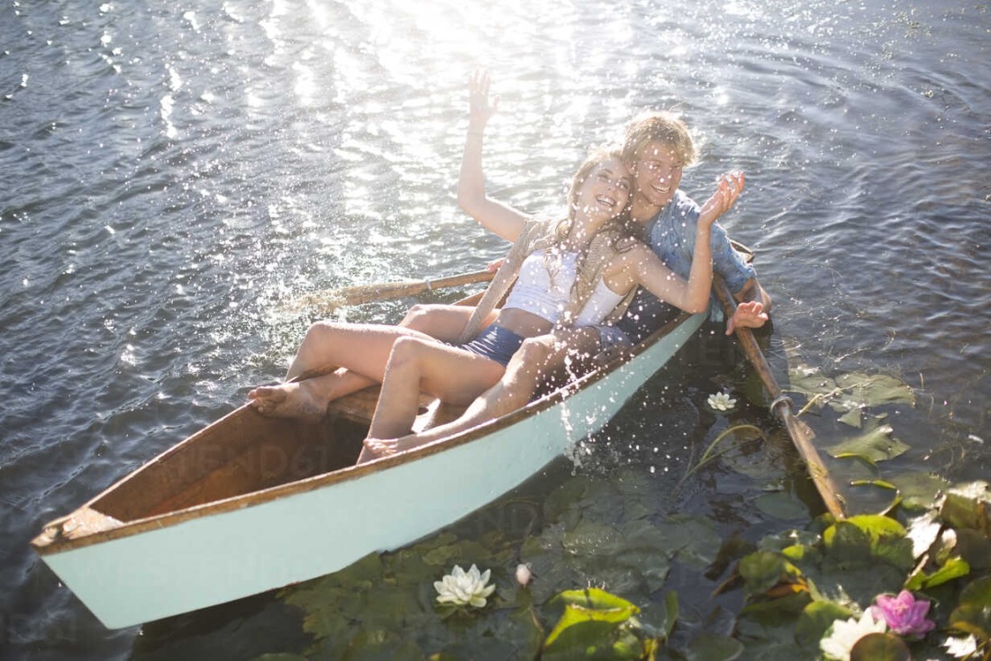 Две женщины в лодке