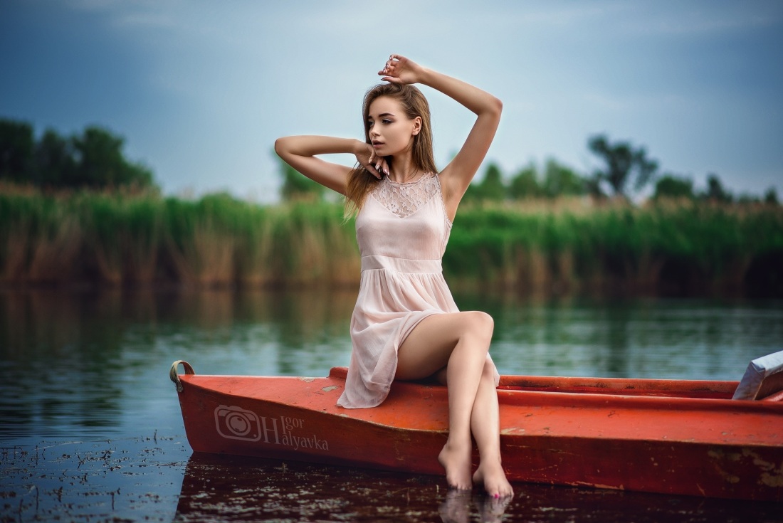 Красивая девушка в лодке
