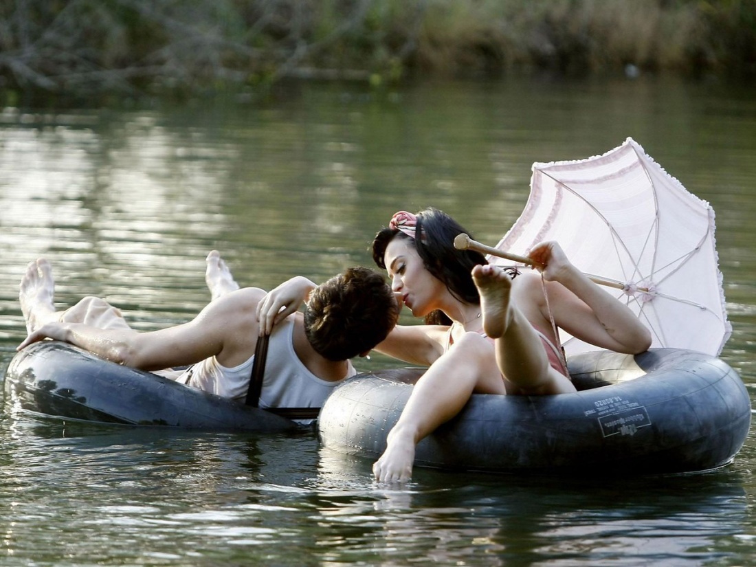 Влюбленные в лодке