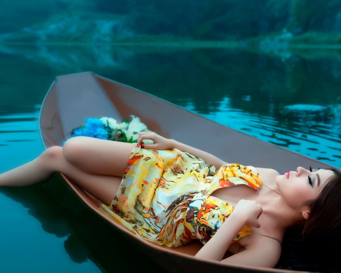 Девушка лежит в лодке
