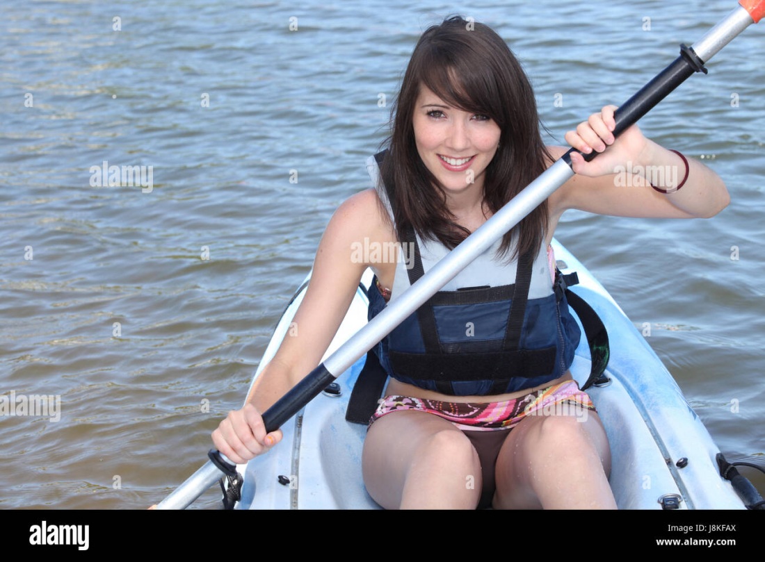 Девушка на каяке в купальнике