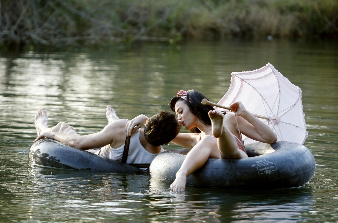 Влюбленные в лодке