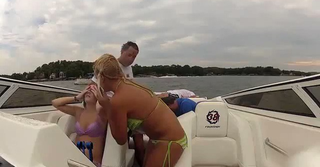 Смешное на лодке ню