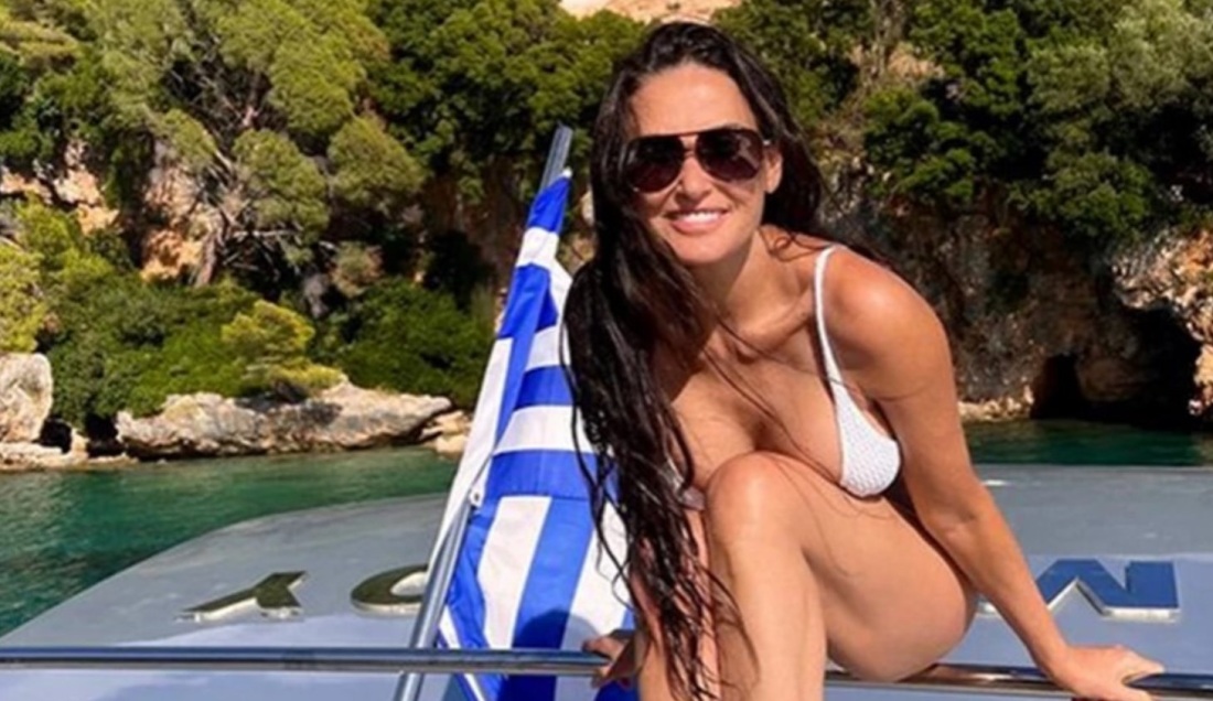 Деми Мур в купальнике 2022