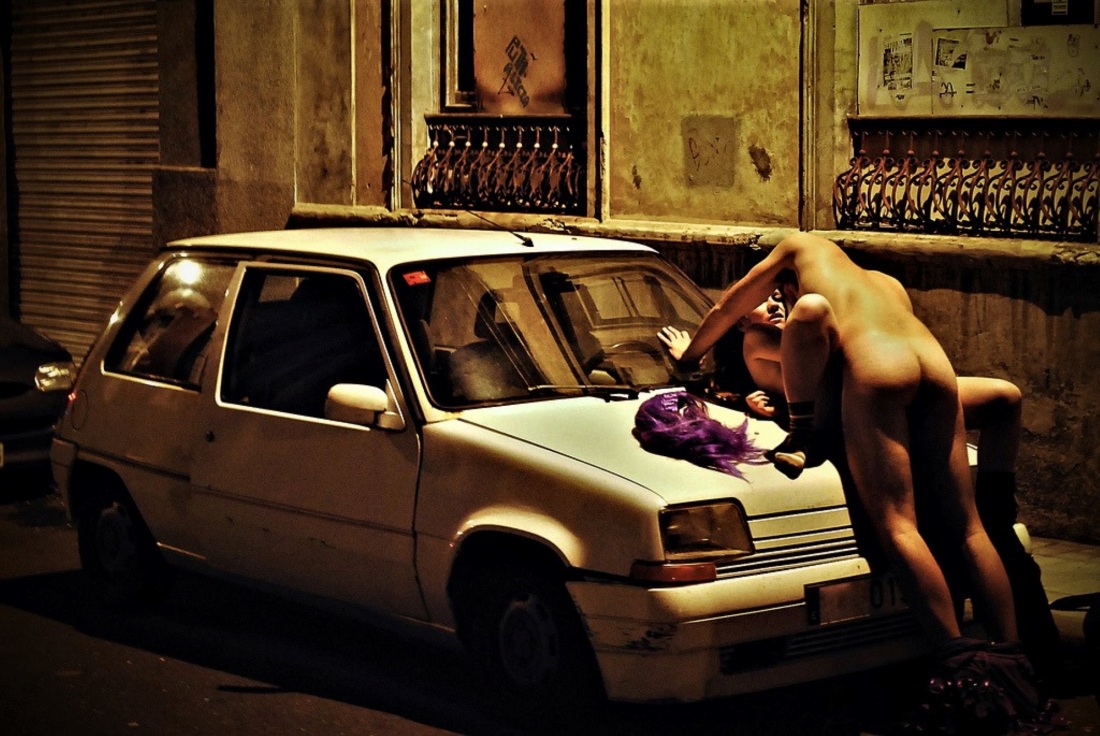 Голые женщины возле авто