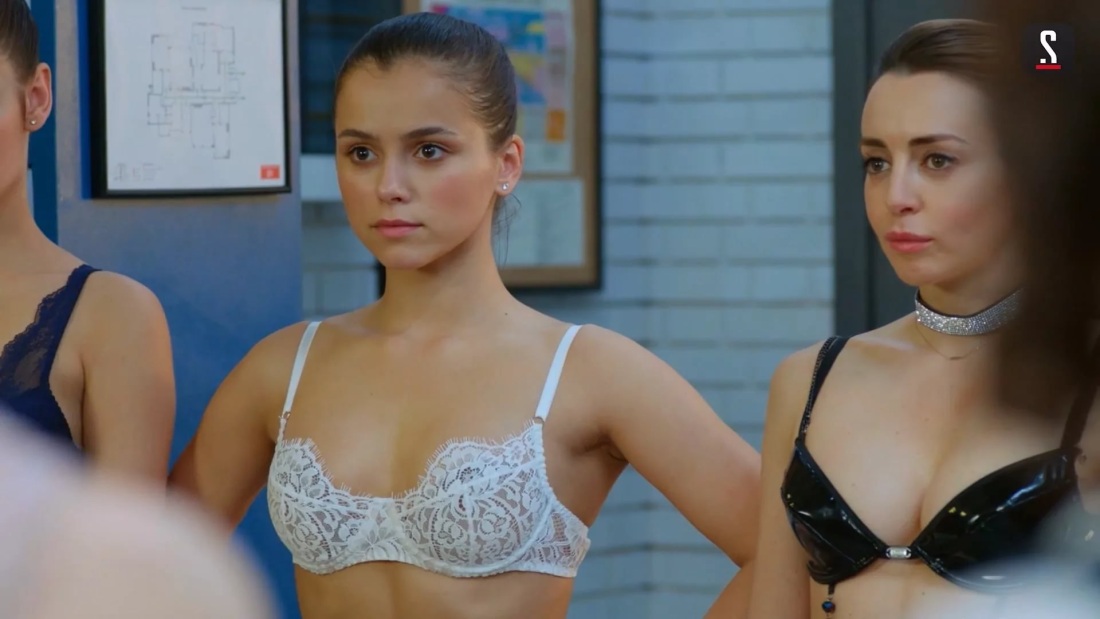 Красивые полуобнаженные девушки