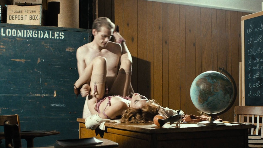 Голая Мэгги Гилленхаал в the Deuce