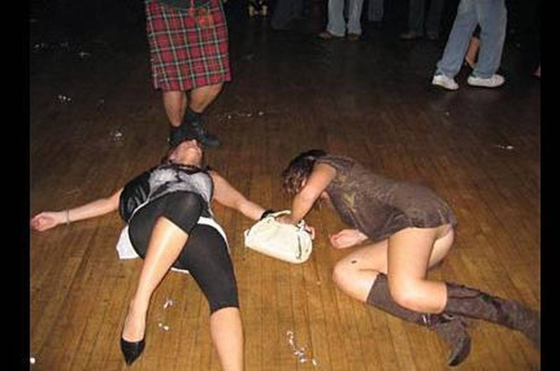 Пьяные женщины в постели