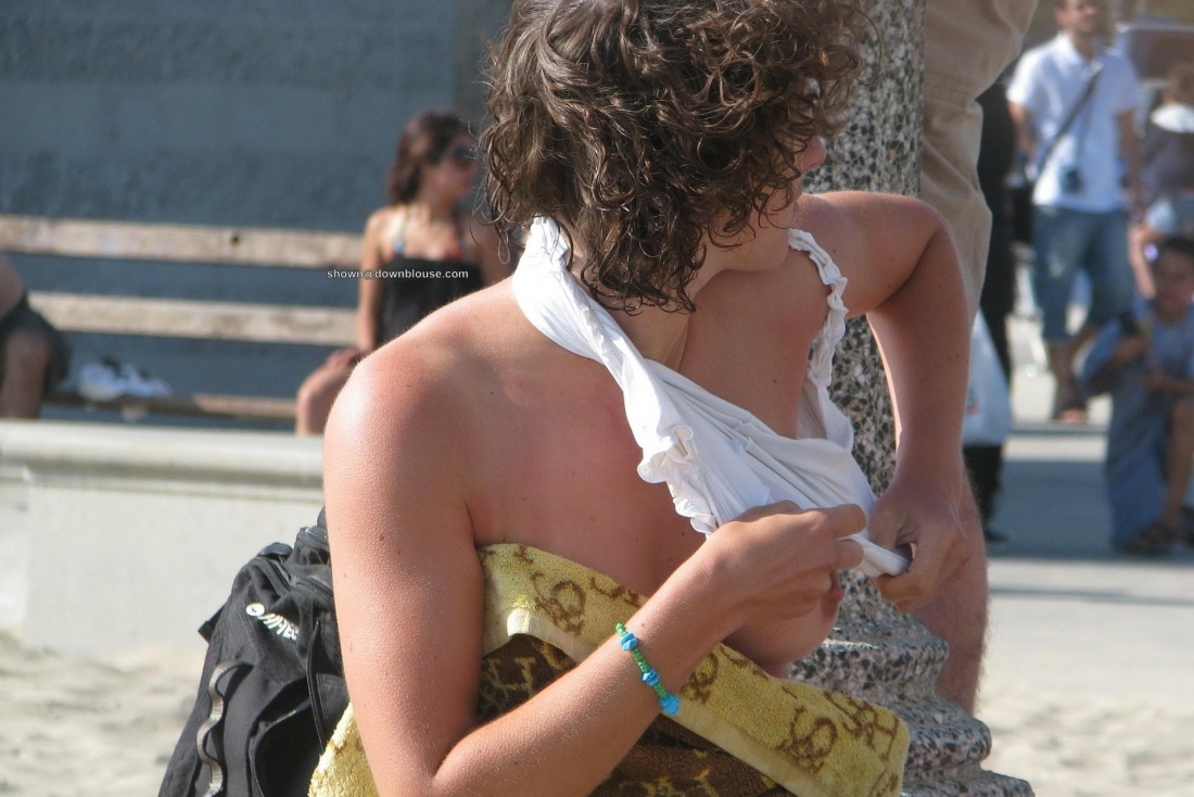 Девушка засветила грудь