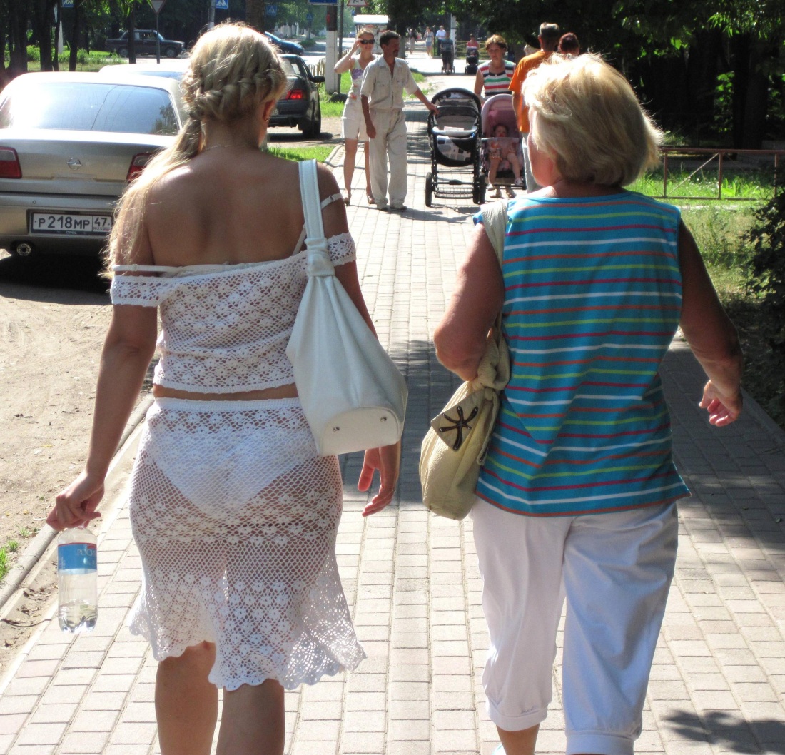 Прозрачная одежда на улице