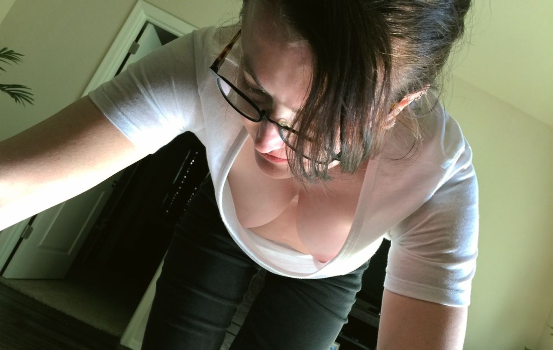 Девушка с декольте наклонилась