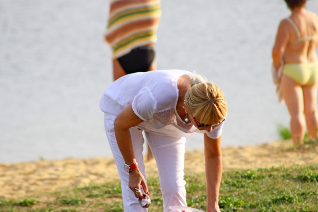 Грудь видно со спины
