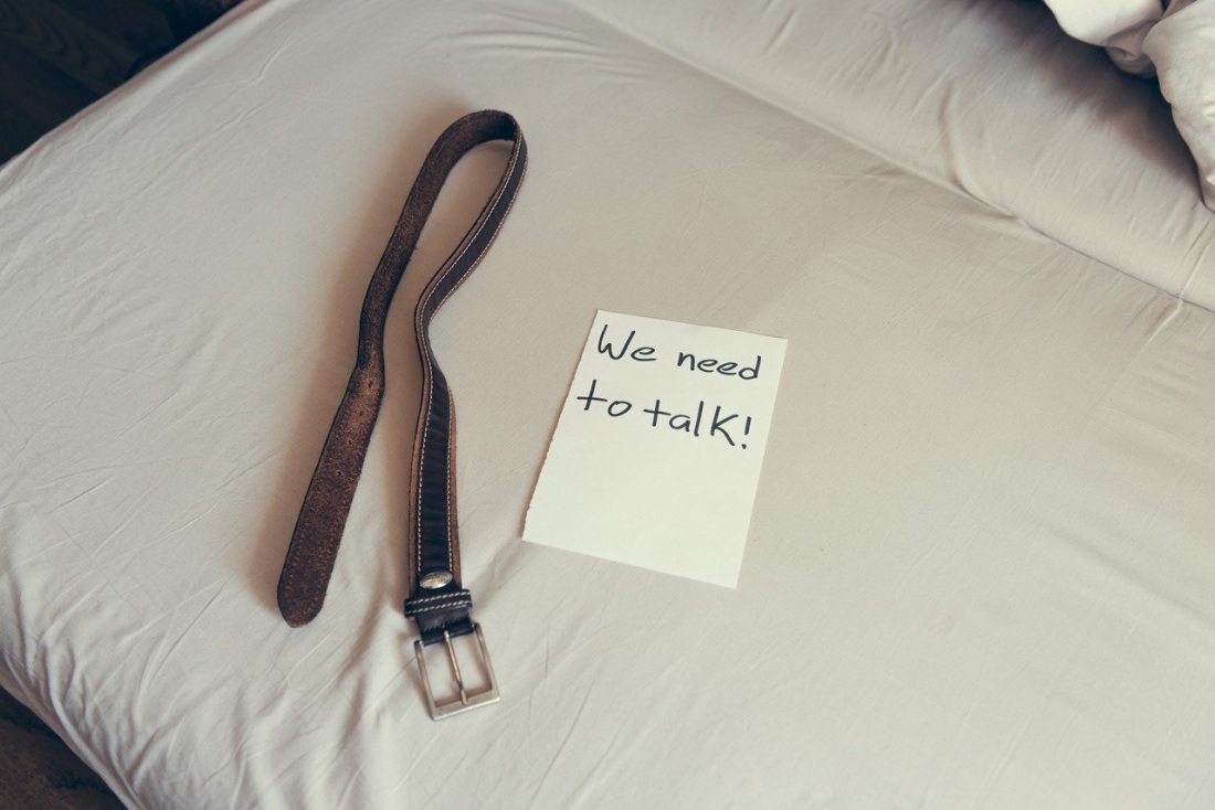 Ремнем по ягодицам