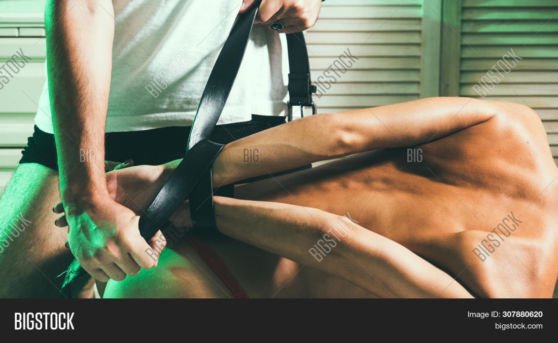 Женщина шлепает мужчину