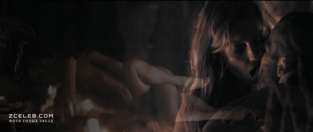 Annabelle Wallis в купальнике