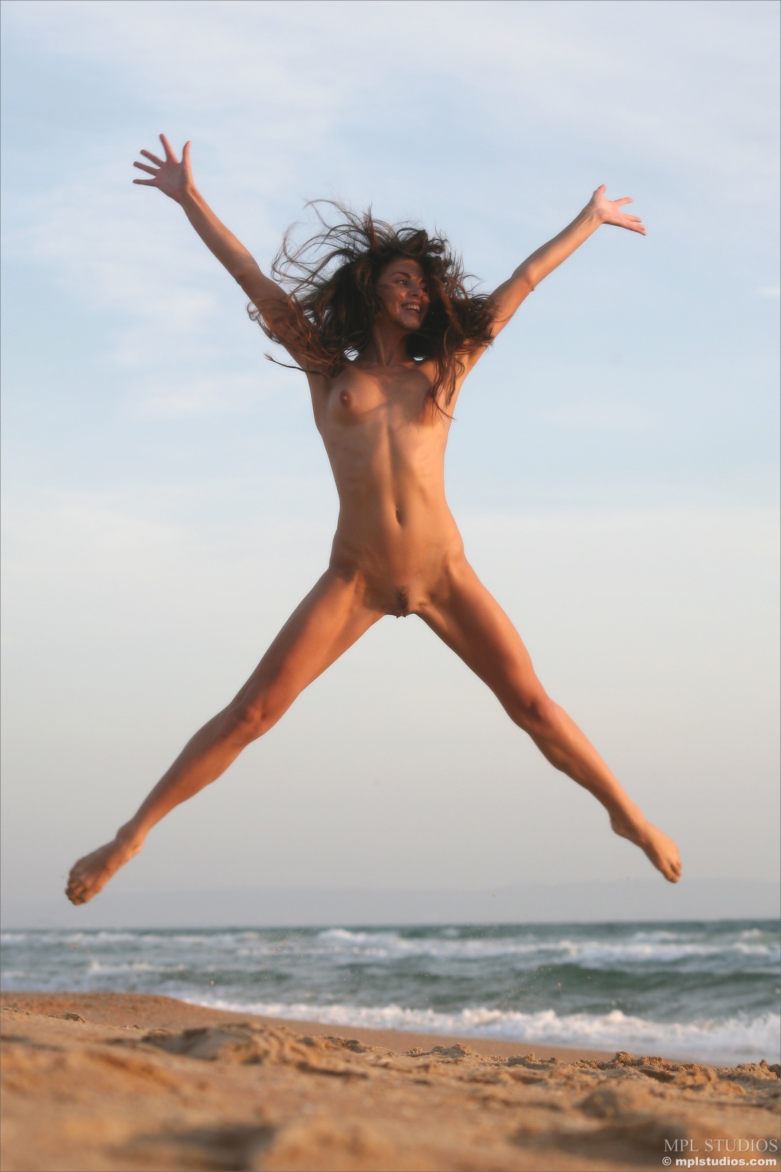 Девушки прыгают голышом