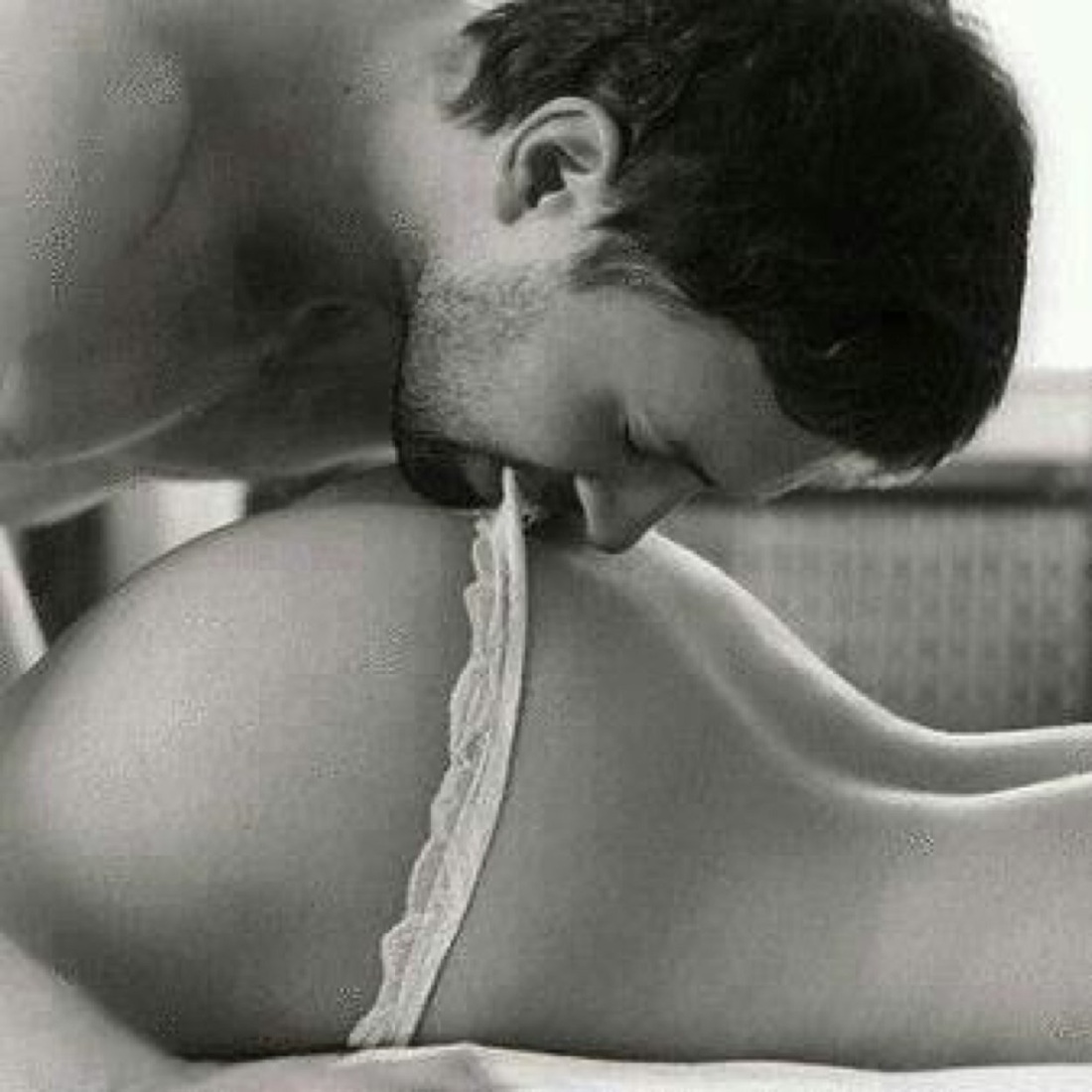 Мужчина целует женскую попку