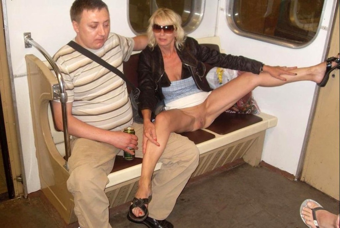 Голые женщины и мужчины в метро