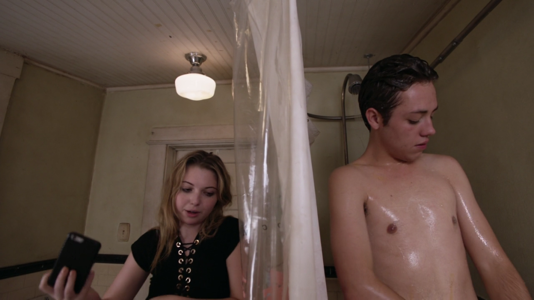 Итан Каткоски голый