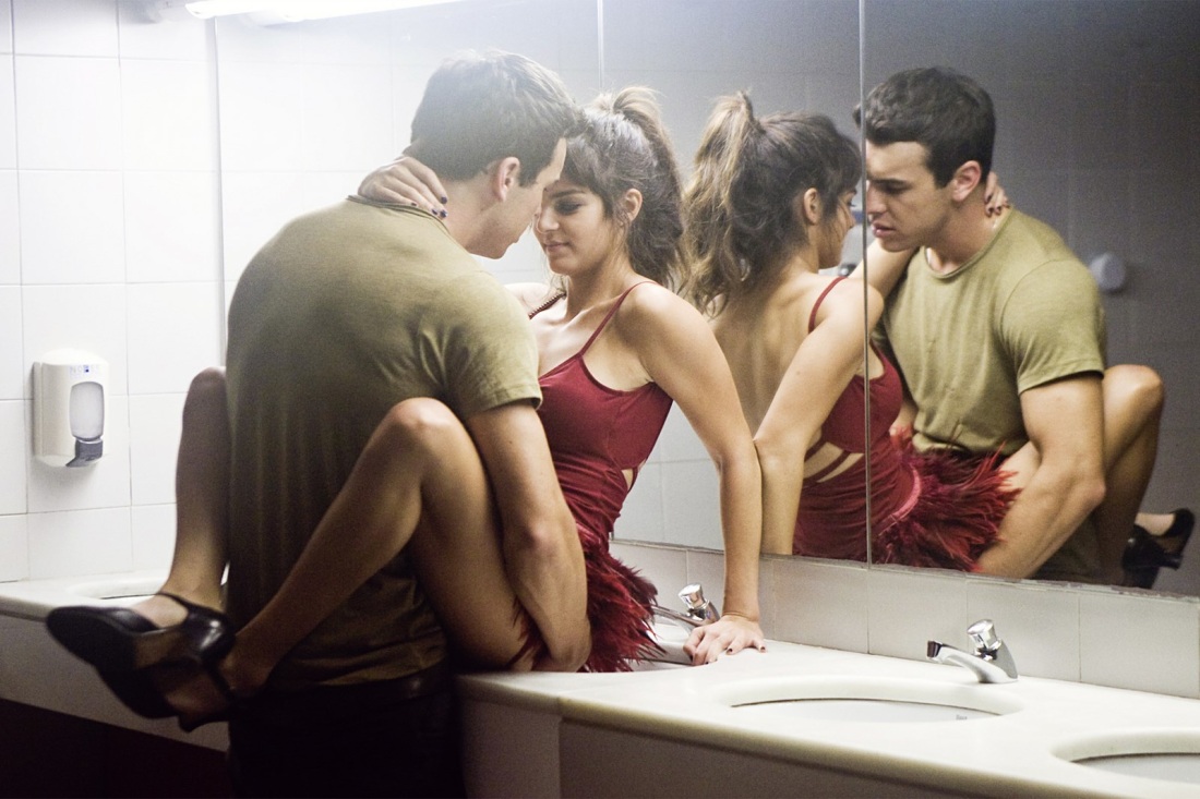 Отсосала в туалете кафе