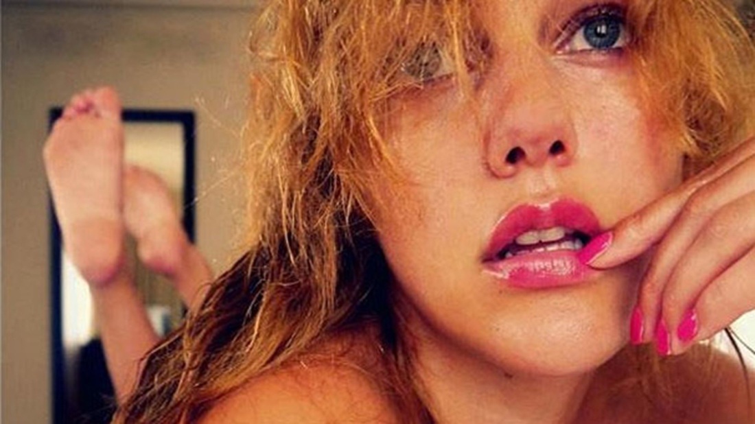 Голая Мерьем Узерли без трусов