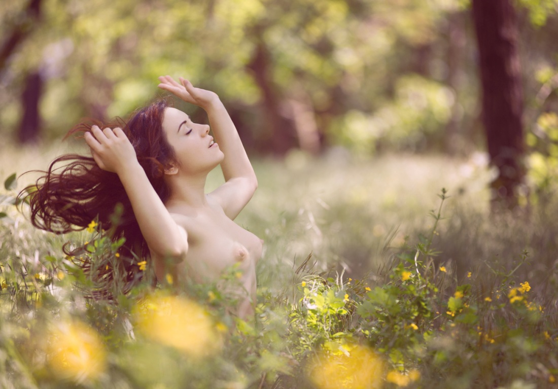 Нежный ню художественный на природе