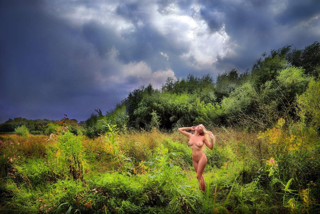 Профессиональное ню на природе