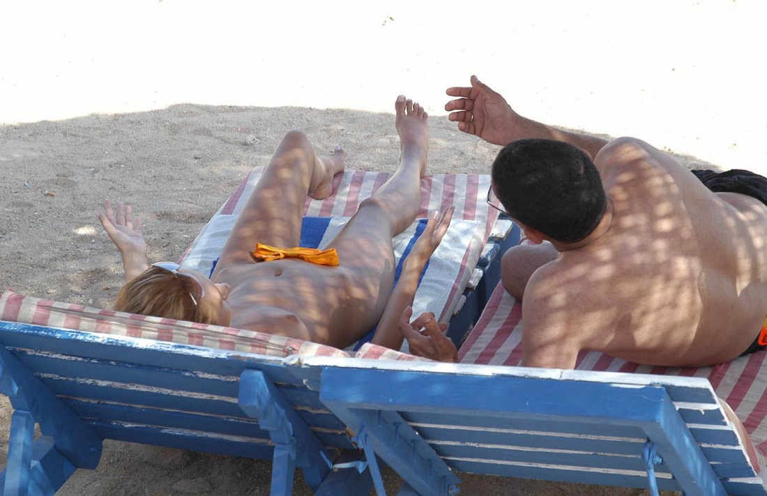 Мужчина и женщина голые на острове