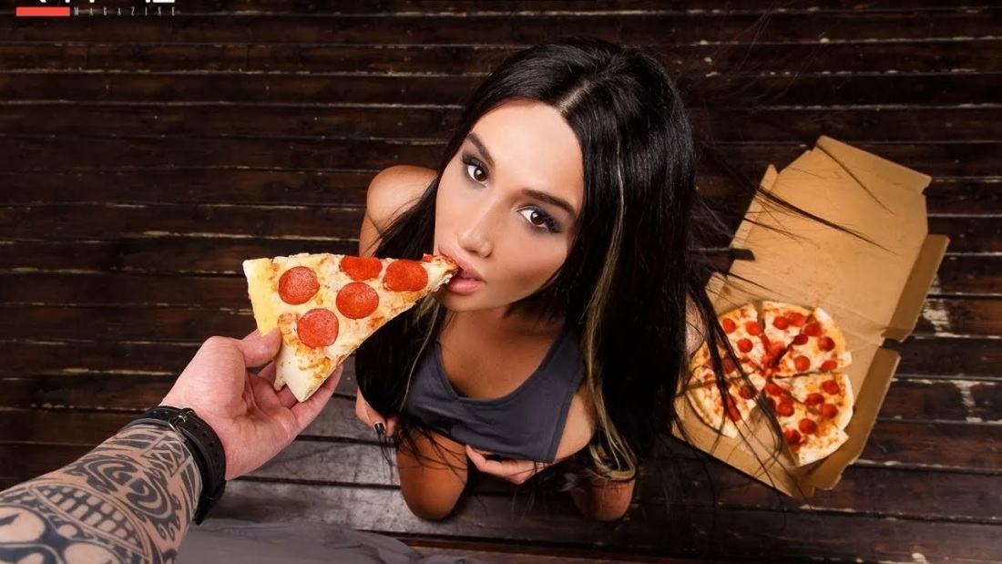 Страсть на кухне на столе