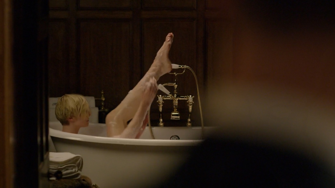 Том Хиддлстон ночной администратор постельные сцены