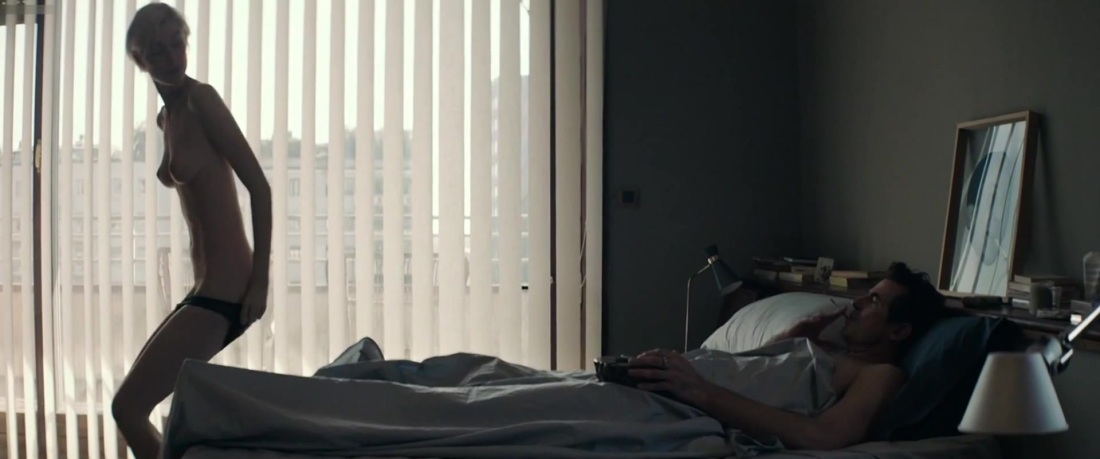 Элизабет Дебики топлес