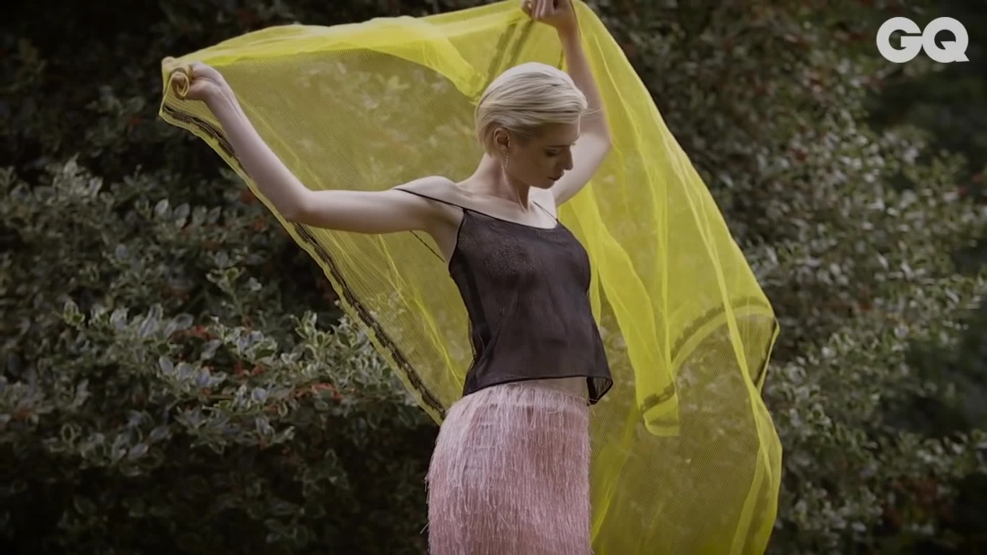 Голая Элизабет окошке в фильме