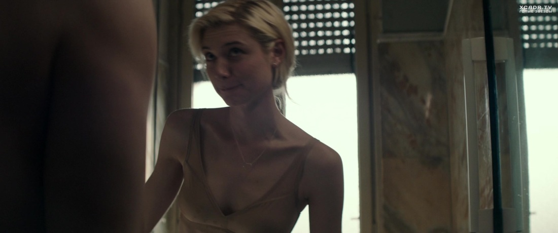 Элизабет Дебики топлесс