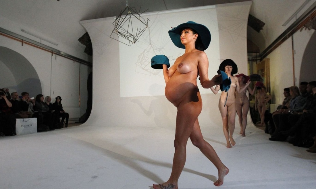 Голые фотомодели на подиуме