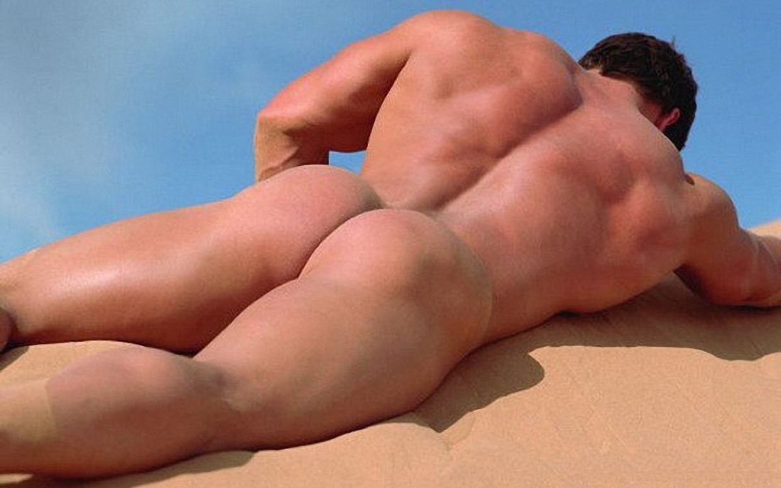 Голые мужские попы на пляже