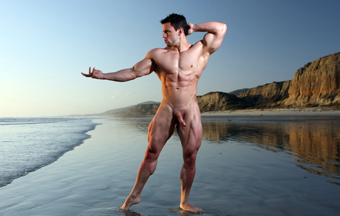 Мускулистые парни голышом