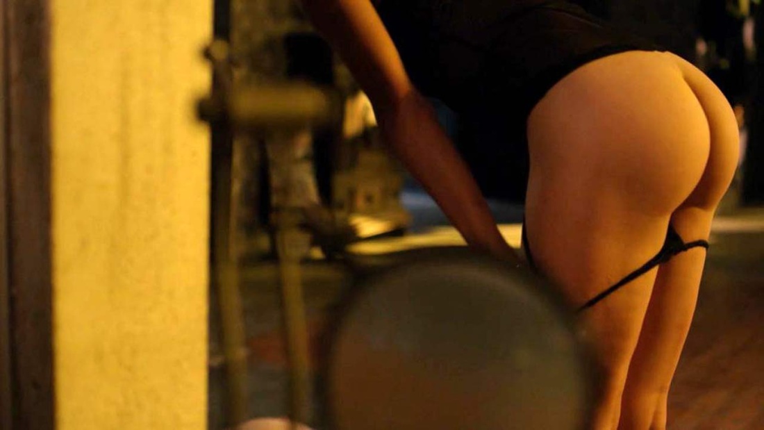 Аманда Сейфрид голая попа